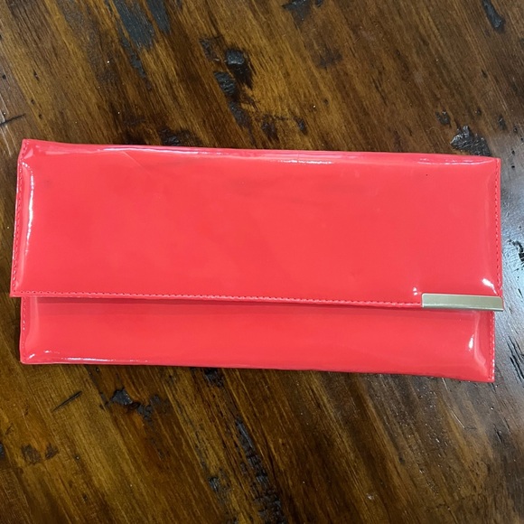 CORAL CLUTCH - HAND BAG - Picture 2 of 5